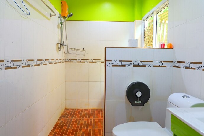 Imagen general del Hotel Tharadol Beach Resort. Foto 9