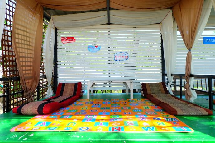 Imagen general del Hotel Tharadol Beach Resort. Foto 10