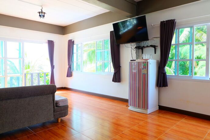 Imagen general del Hotel Tharadol Beach Resort. Foto 11