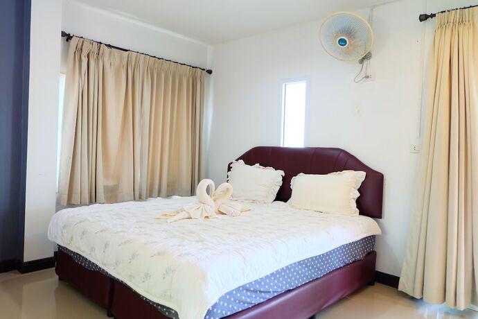 Imagen de la habitación del Hotel Tharadol Beach Resort. Foto 16