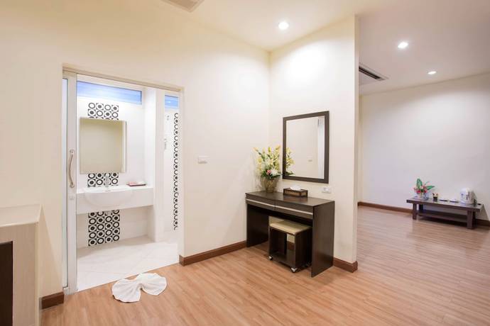 Imagen de la habitación del Hotel Tharakiree Place. Foto 2