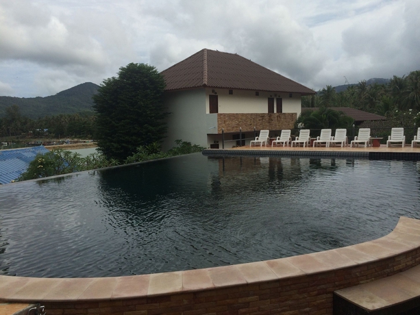 Imagen de la piscina del Hotel Tharathip Resort. Foto 15