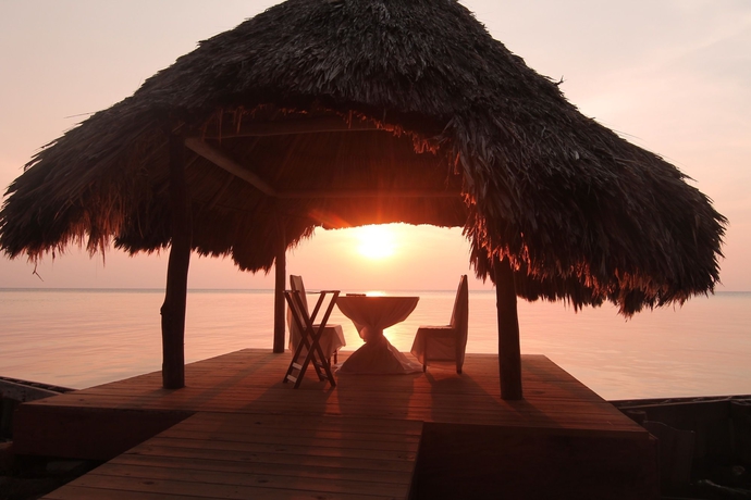 Imagen del bar/restaurante del Hotel Thatch Caye, A Muy'ono Resort. Foto 1