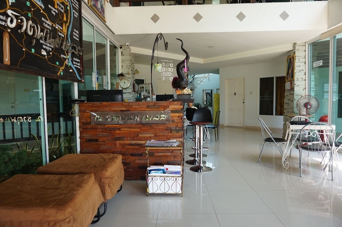 Imagen de los interiores del Hotel Thatphanom Place. Foto 18