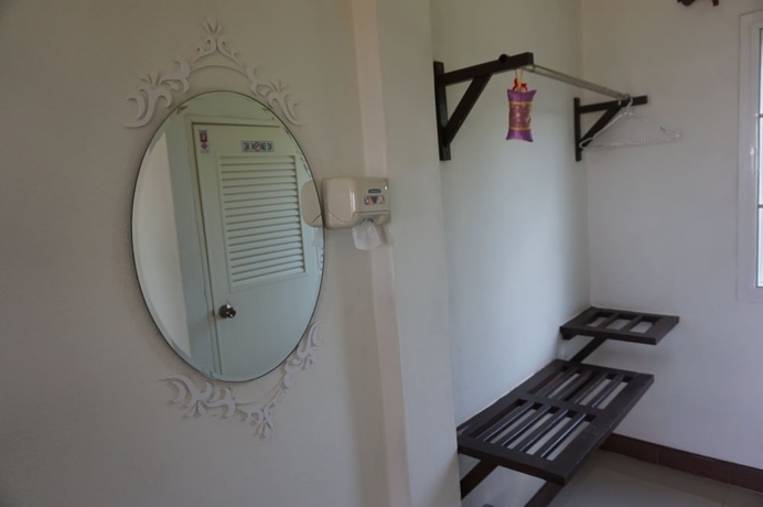 Imagen de la habitación del Hotel Thatphanom Place. Foto 15