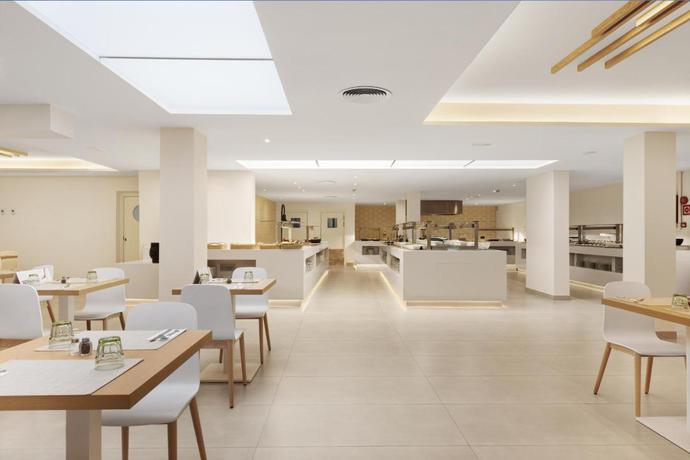 Imagen del bar/restaurante del Hotel Thb Cala Lliteras. Foto 23