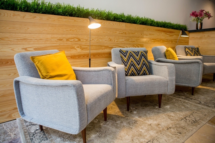 Imagen del bar/restaurante del Hotel The 8 Downtown Suites. Foto 3