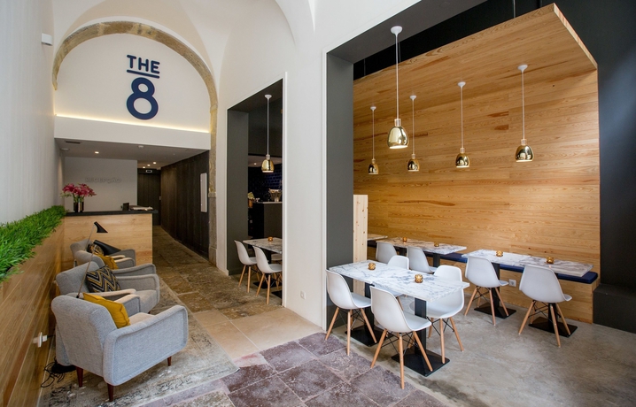 Imagen del bar/restaurante del Hotel The 8 Downtown Suites. Foto 8