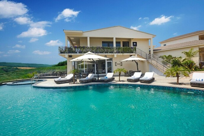 Imagen de la piscina del Hotel The Acacia Morjim. Foto 32