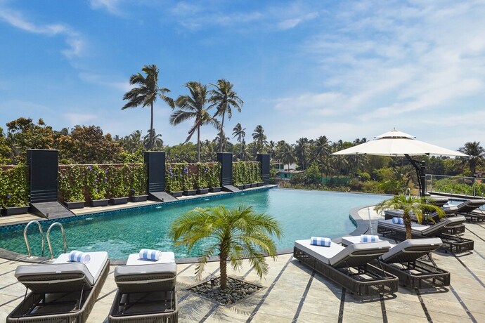 Imagen de la piscina del Hotel The Acacia Morjim. Foto 33