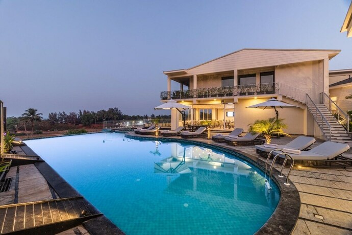 Imagen de la piscina del Hotel The Acacia Morjim. Foto 34