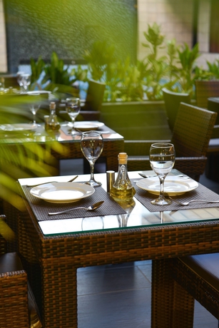 Imagen del bar/restaurante del Hotel The Acacia and Spa Goa. Foto 3