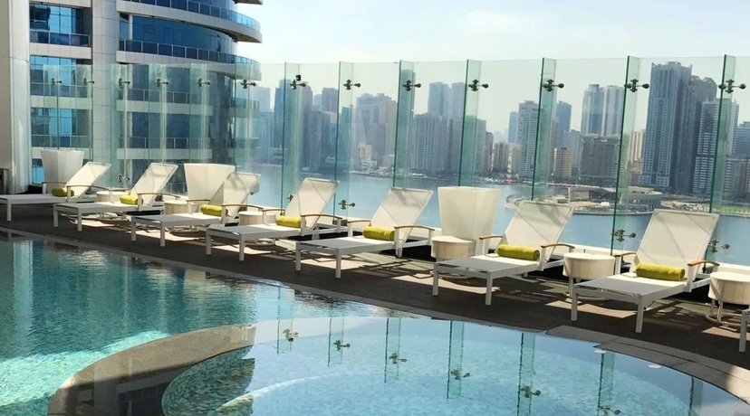 Imagen de la piscina del Hotel The Act Sharjah. Foto 17