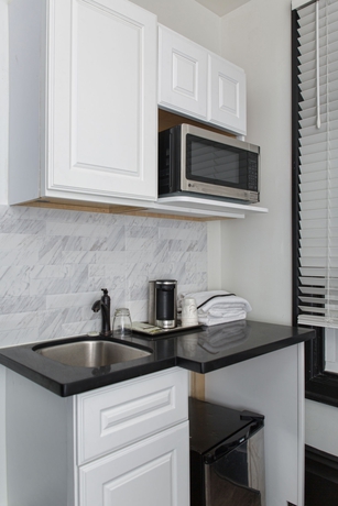 Imagen de la habitación del Hotel The Adrian. Foto 8