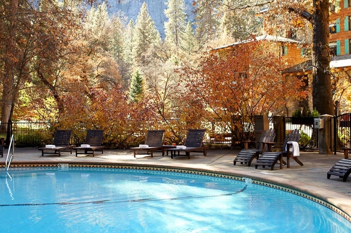 Imagen de la piscina del Hotel The Ahwahnee. Foto 15