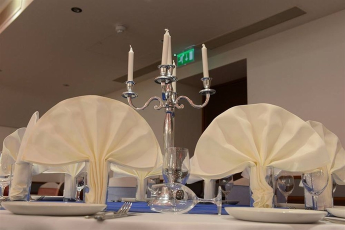 Imagen del bar/restaurante del Hotel The Airlink London Heathrow. Foto 5