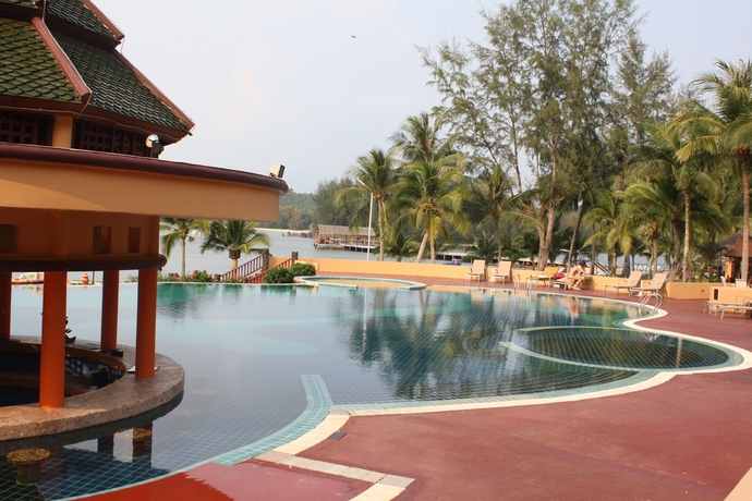 Imagen de la piscina del Hotel The Aiyapura Koh Chang. Foto 15