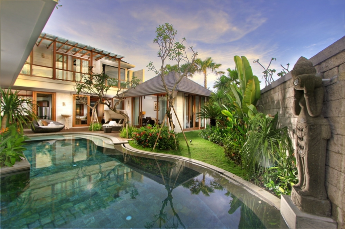 Imagen de la piscina del Hotel The Akasha Luxury Boutique Villas Seminyak. Foto 16
