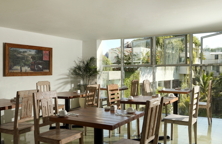 Imagen del bar/restaurante del Hotel The Akmani Legian - Chse Certified. Foto 3