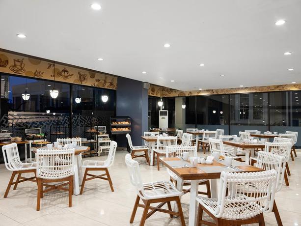 Imagen de los exteriores del Hotel The Alana and Conference Center Malioboro Yogyakarta By Aston. Foto 10