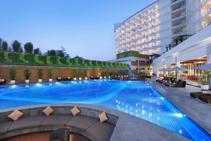Imagen de la piscina del Hotel The Alana and Conference Sentul City By Aston. Foto 17