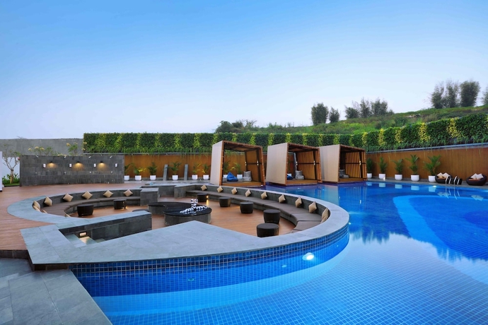 Imagen de la piscina del Hotel The Alana and Conference Sentul City By Aston. Foto 18