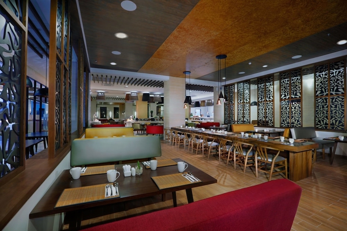 Imagen del bar/restaurante del Hotel The Alana and Conference Sentul City By Aston. Foto 2