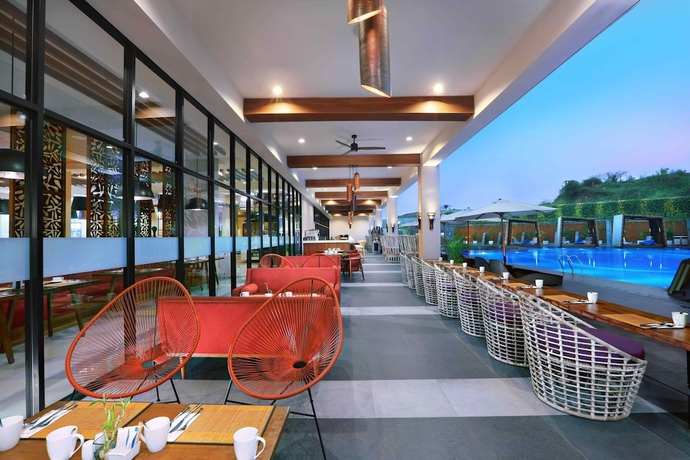 Imagen del bar/restaurante del Hotel The Alana and Conference Sentul City By Aston. Foto 3