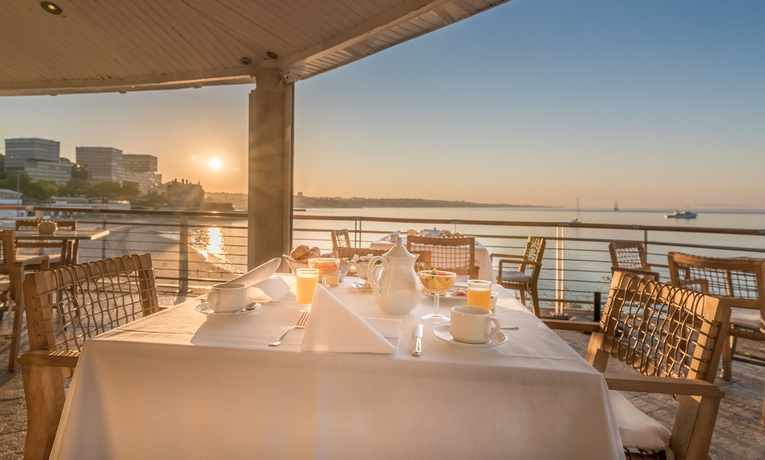 Imagen del bar/restaurante del Hotel The Albatroz. Foto 4