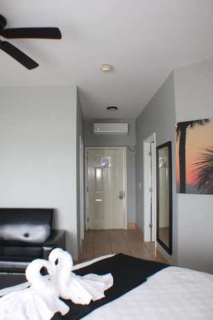 Imagen de la habitación del Hotel The All New Grace Bay Suites. Foto 2