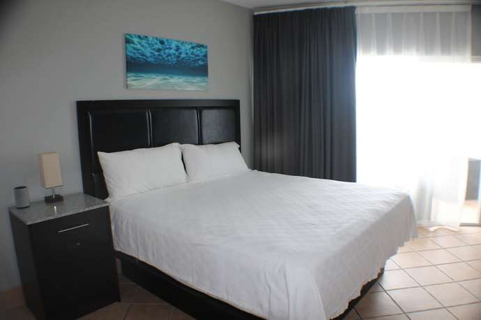 Imagen de la habitación del Hotel The All New Grace Bay Suites. Foto 14