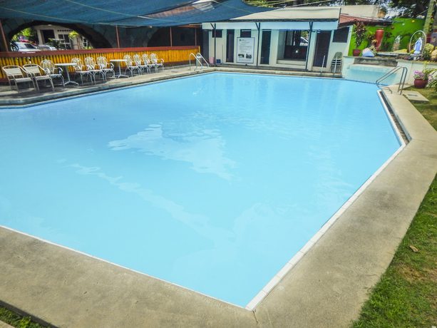 Imagen de la piscina del Hotel The Alpa and Restaurant. Foto 16