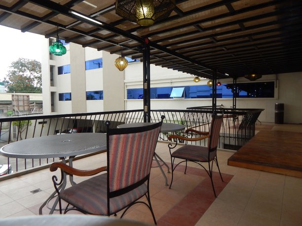 Imagen de los exteriores del Hotel The Alpa and Restaurant. Foto 9