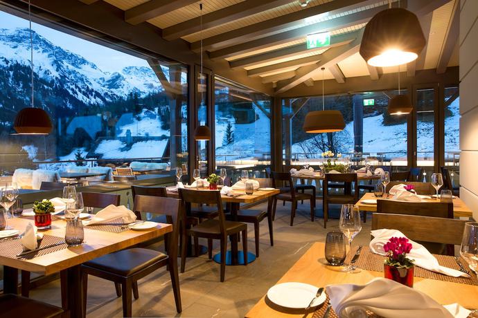 Imagen del bar/restaurante del Hotel The Alpina Mountain Resort. Foto 6