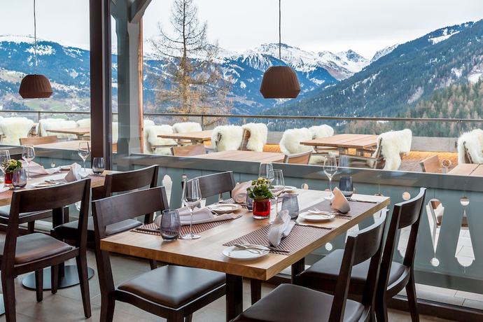 Imagen del bar/restaurante del Hotel The Alpina Mountain Resort. Foto 10