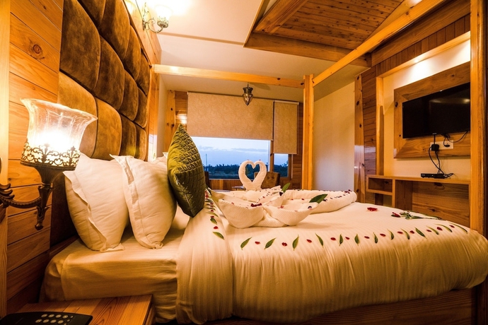 Imagen de la habitación del Hotel The Alpine Chalet Resort. Foto 9