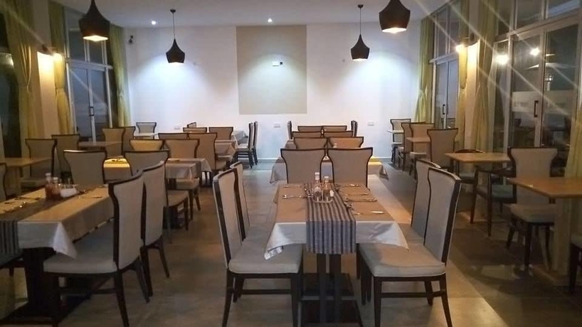 Imagen del bar/restaurante del Hotel The Alps. Foto 5