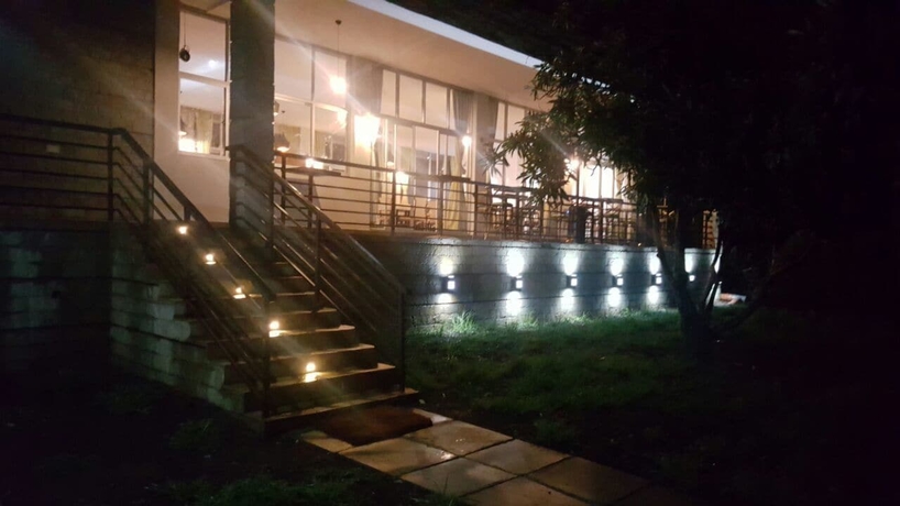 Imagen de los exteriores del Hotel The Alps. Foto 18