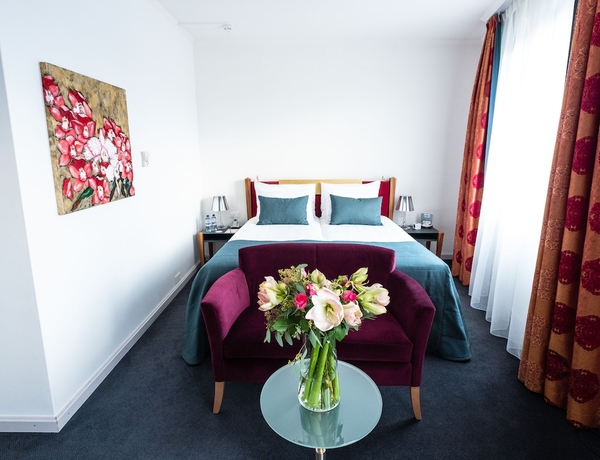 Imagen de la habitación del Hotel The Ambassador. Foto 3