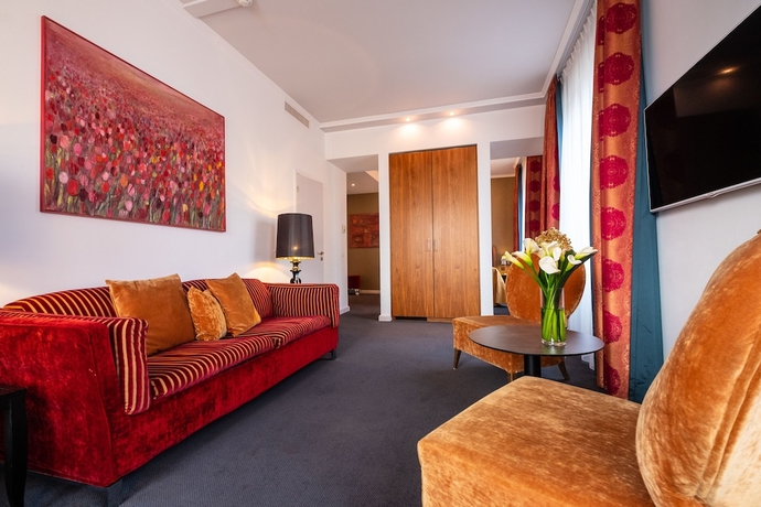 Imagen de la habitación del Hotel The Ambassador. Foto 5