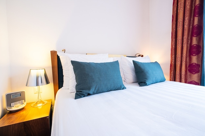 Imagen de la habitación del Hotel The Ambassador. Foto 8