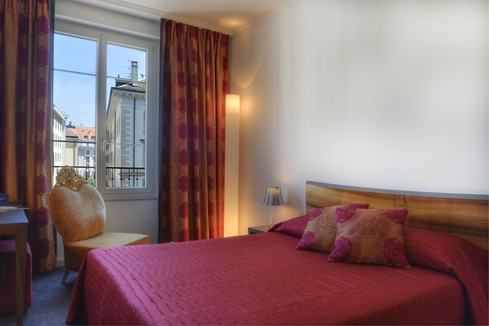 Imagen de la habitación del Hotel The Ambassador. Foto 12