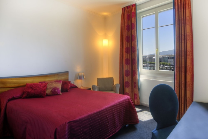 Imagen de la habitación del Hotel The Ambassador. Foto 15