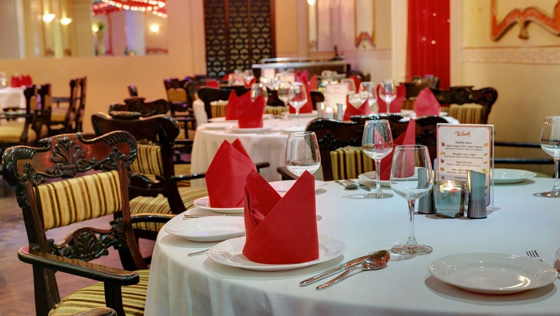 Imagen del bar/restaurante del Hotel The Ambassador, Mumbai. Foto 2