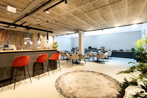 Imagen del bar/restaurante del Hotel The Amberlyn Suite. Foto 2