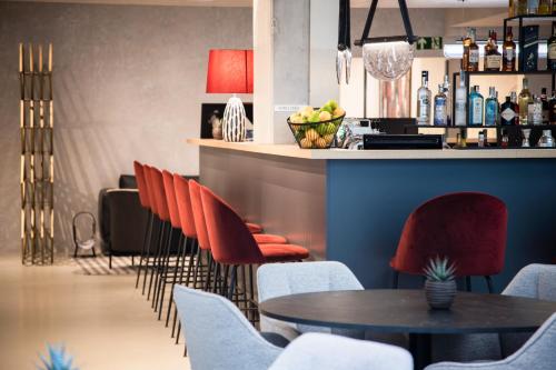 Imagen del bar/restaurante del Hotel The Amberlyn Suite. Foto 3