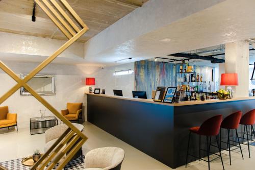 Imagen del bar/restaurante del Hotel The Amberlyn Suite. Foto 4