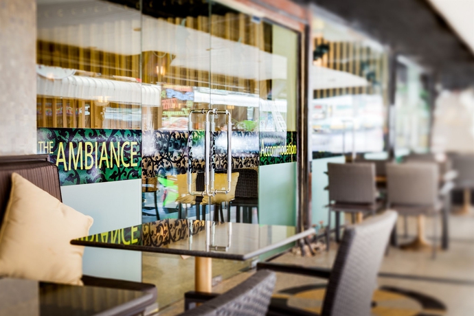 Imagen del bar/restaurante del Hotel The Ambiance. Foto 4