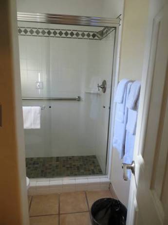 Imagen de la habitación del Hotel The Americana Village. Foto 3
