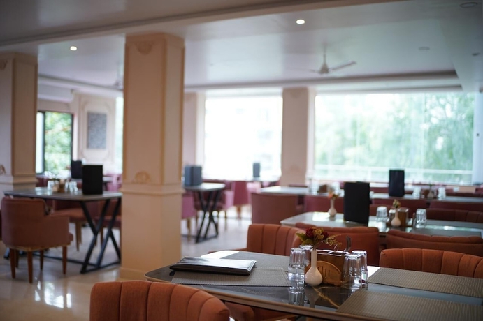 Imagen del bar/restaurante del Hotel The Amrit. Foto 2